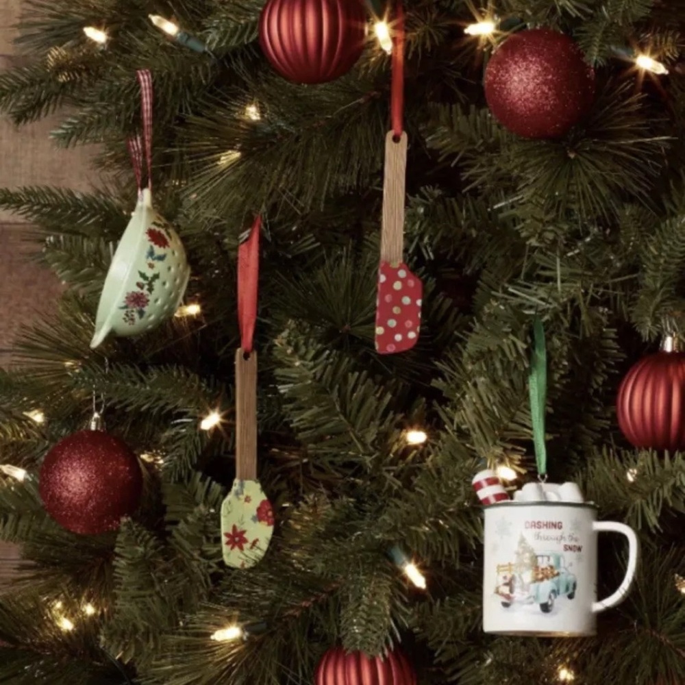 🌲 Pioneer woman Christmas Holiday Ornaments Mug Strainer & 2 Spoons NIB!🌲🎅 NEW♥️
